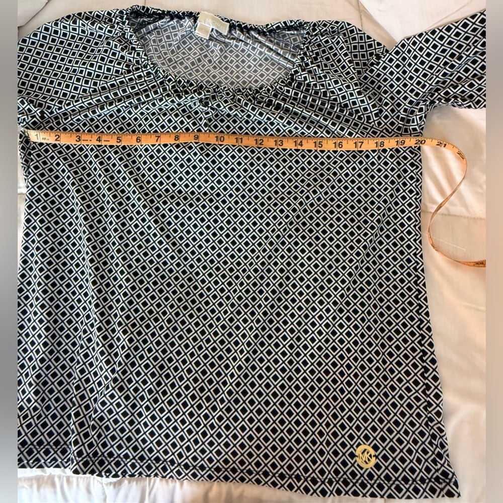 Michael Kors geometric chic preppy black white blouse 3/4 bell sleeves MK logo S - Picture 9 of 10
